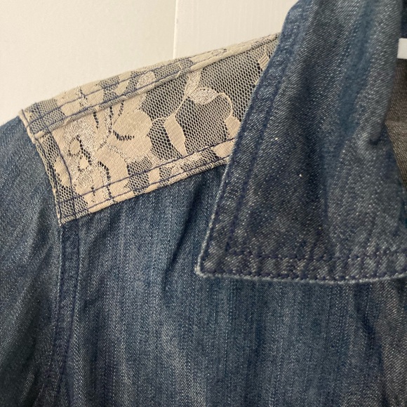 Denim shirt with lace accents - Picture 3 of 7